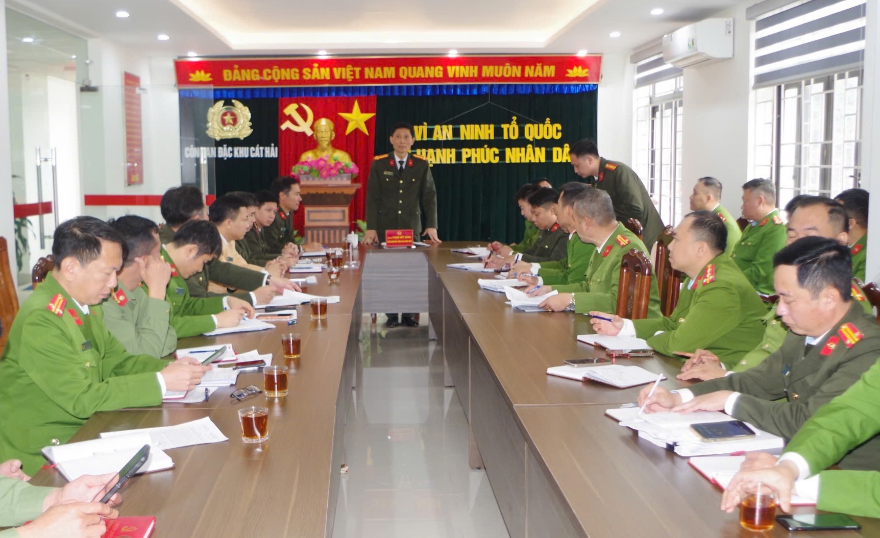 Đại tá Phạm Viết Dũng, Phó Bí thư Đảng uỷ, Phó Giám đốc CATP kiểm tra công tác bảo đảm an ninh, an toàn phục vụ bầu cử tại đặc khu Cát Hải